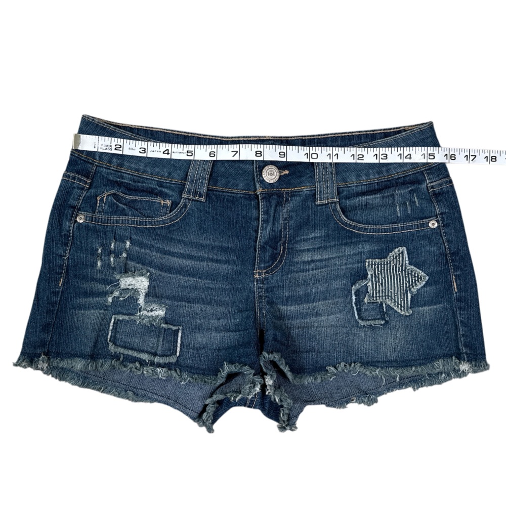 L.E.I. Ashley Low-Rise Distressed Star Patch Jean Shorts Juniors Size 9 - Picture 5 of 8
